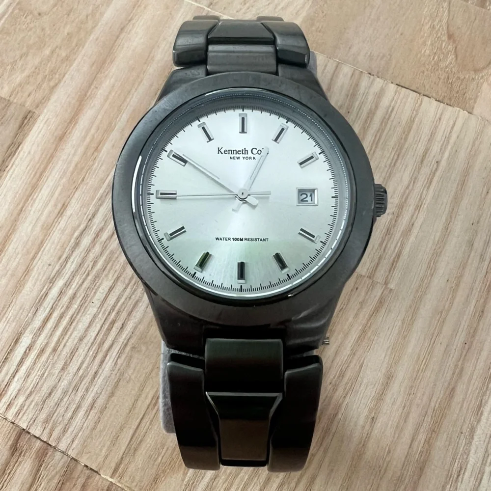 Kenneth Cole New York men’s silver tone dial stainless steel watch NEW BATTERY